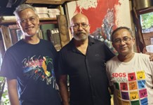 La Tofi bersama Sonny Sukada (kiri) dan Wahyu Aris Darmono (kanan) usai berbincang selaku Sustainability Expert La Tofi School of Social Responsibility dan Panel Ahli Indonesia BESAR