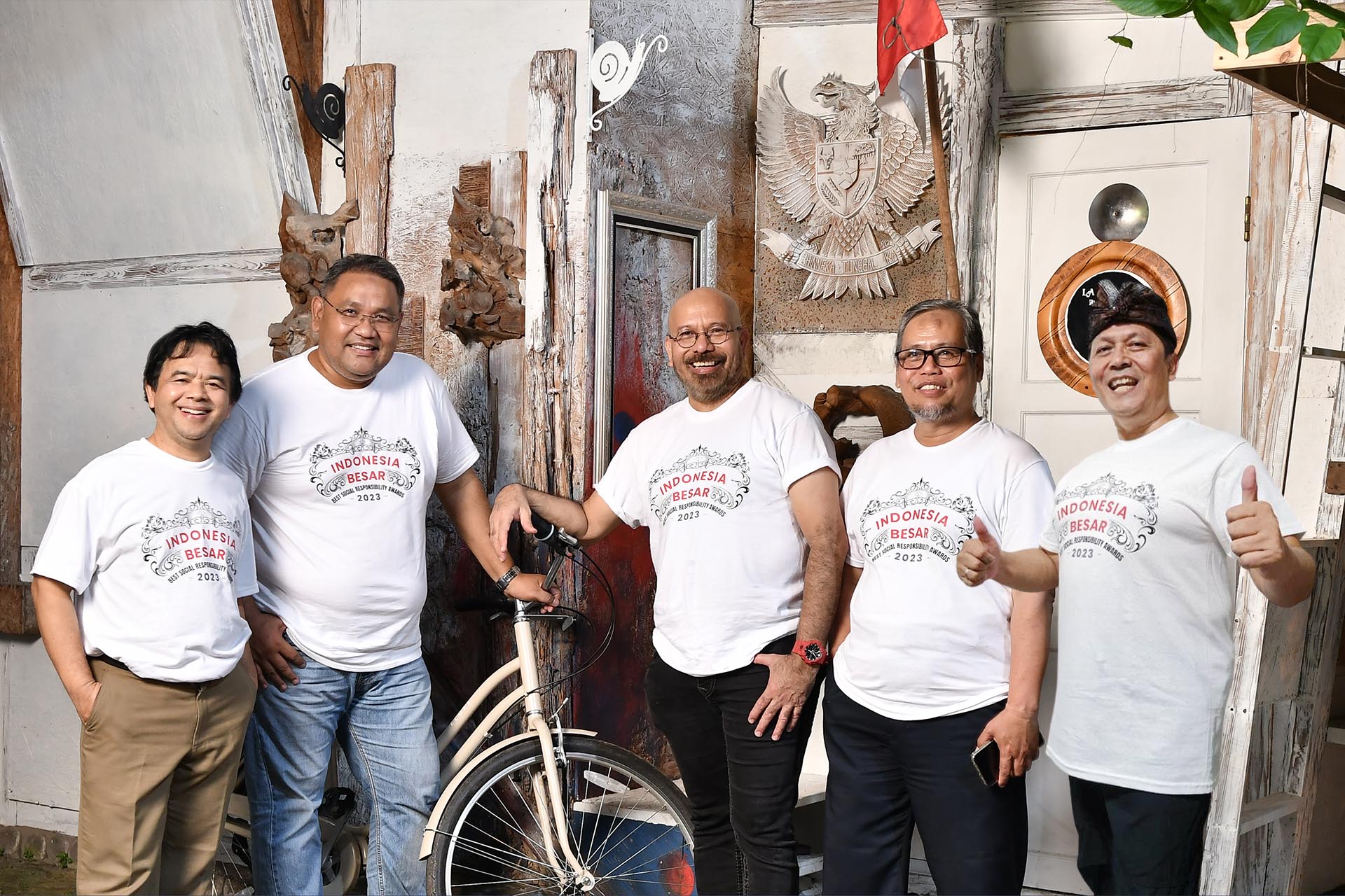 Panel Ahli Indonesia BESAR (kiri ke kanan): Prof. Ibnu Hamad (Ketua Yayasan Tanggungjawab Sosial Indonesia), Dr. Teguh Santosa (Ketua Umum Jaringan Media Siber Indonesia), La Tofi (Chairman La Tofi School of Social Responsibility), Prof. Aris Munandar (Chairman The Indonesian Association of Social Workers Corporate Social Responsibility), Dr. Puji Pujiono MSW (Ketua Umum Independen Pekerja Sosial Profesional Indonesia)